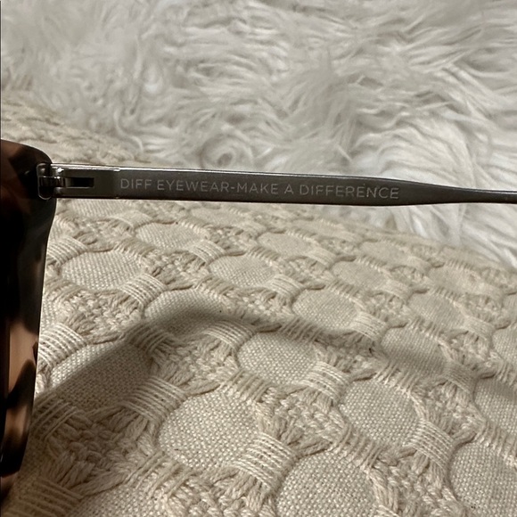 DIFF Becky II Cream Tortoise Oversized Cat Eye Sunglasses for Women - Picture 6 of 9